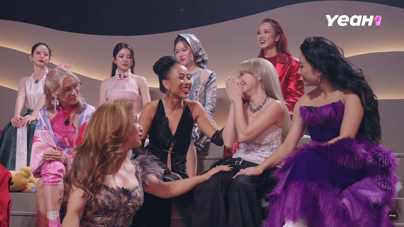 Sau màn trình diễn của Ái Phương, Xuân Nghi đã không thể giấu được nỗi xúc động.