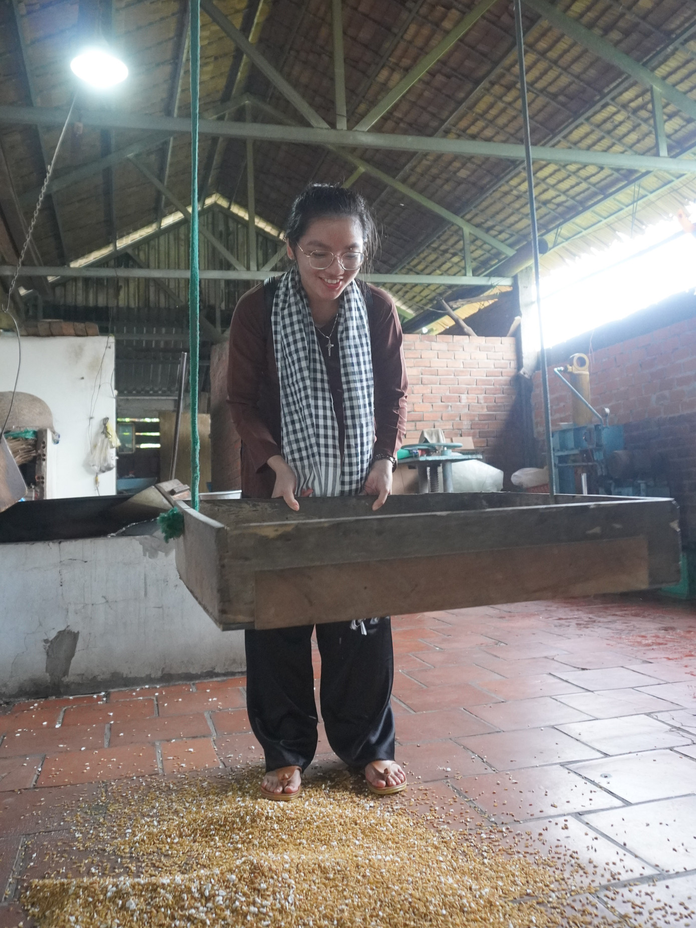 Tham quan các làng nghề và trải nghiệm làm thử kẹo dừa, cốm nổ đã giúp các bạn trẻ có thêm trải nghiệm. Ảnh: Mark Tú Huỳnh