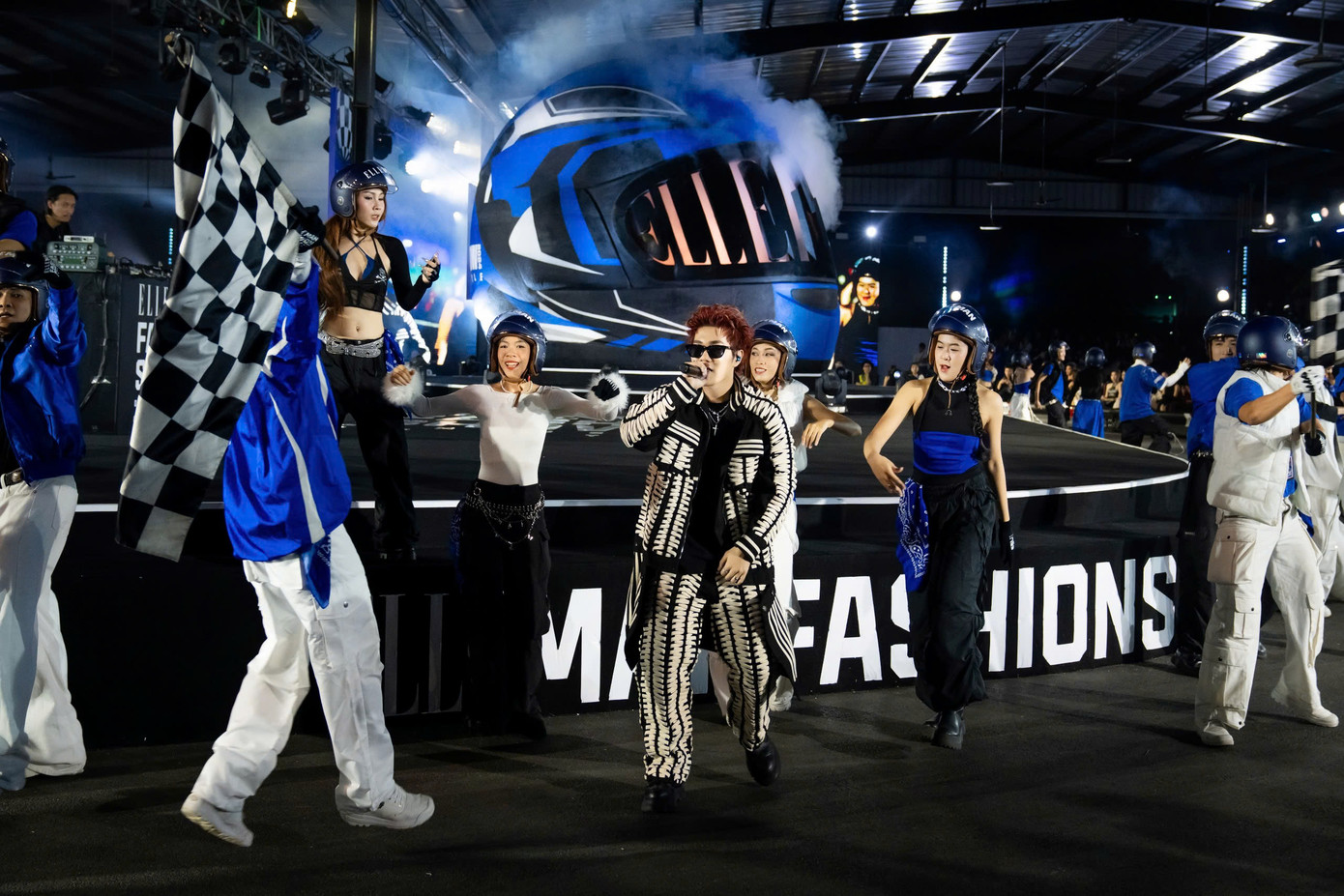 Em út của dàn "Say Hi" làm fan tự hào với phần trình diễn trên sân khấu lớn. Em út của dàn "Say Hi" làm fan tự hào với phần trình diễn trên sân khấu lớn.