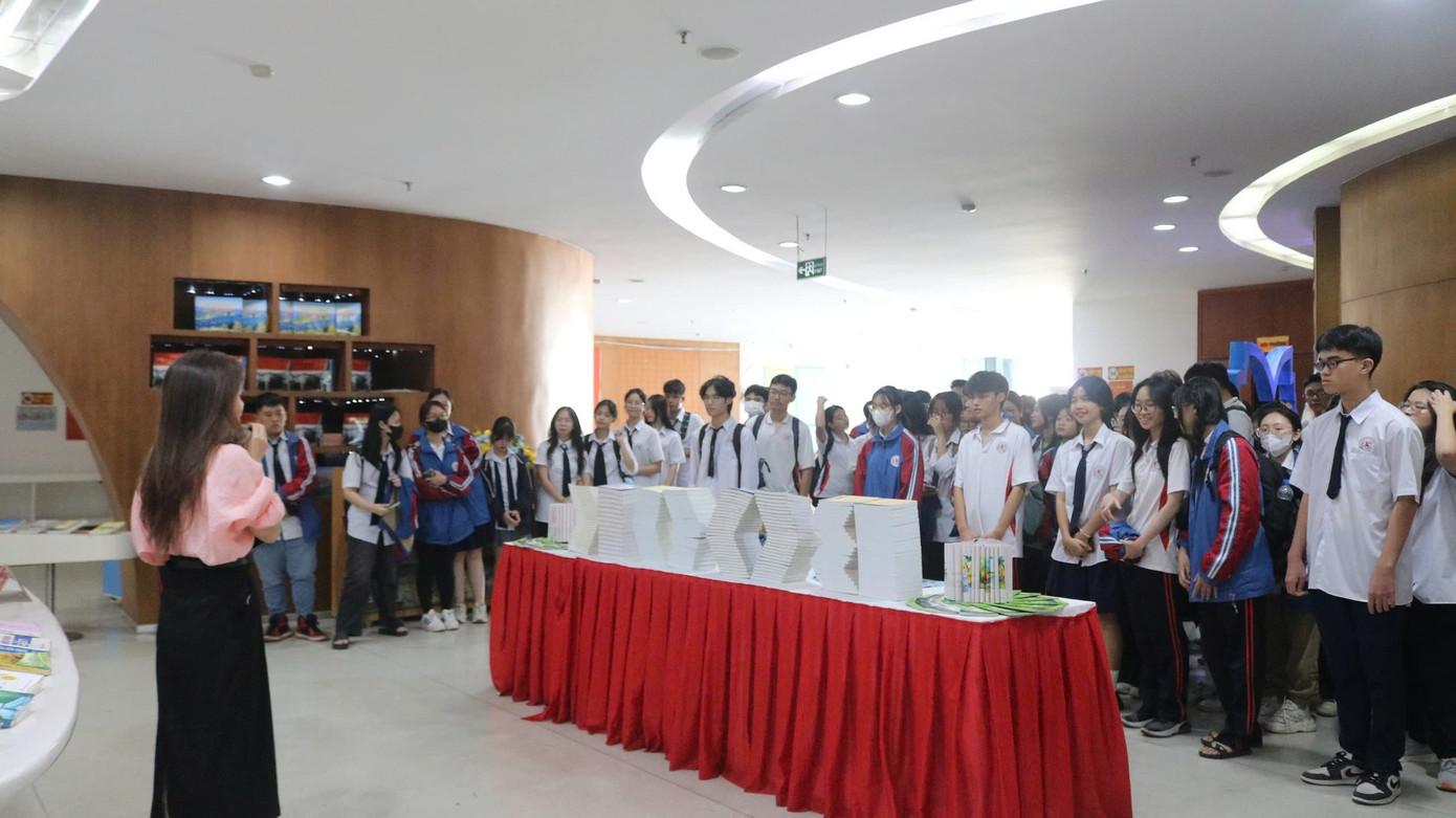 Các teen CHL được lắng nghe giới thiệu về các không gian trưng bày sách tại thư viện tỉnh Quảng Ninh. Ảnh: Thư viện tỉnh Quảng Ninh Các teen CHL được lắng nghe giới thiệu về các không gian trưng bày sách tại thư viện tỉnh Quảng Ninh. Ảnh: Thư viện tỉnh Quảng Ninh