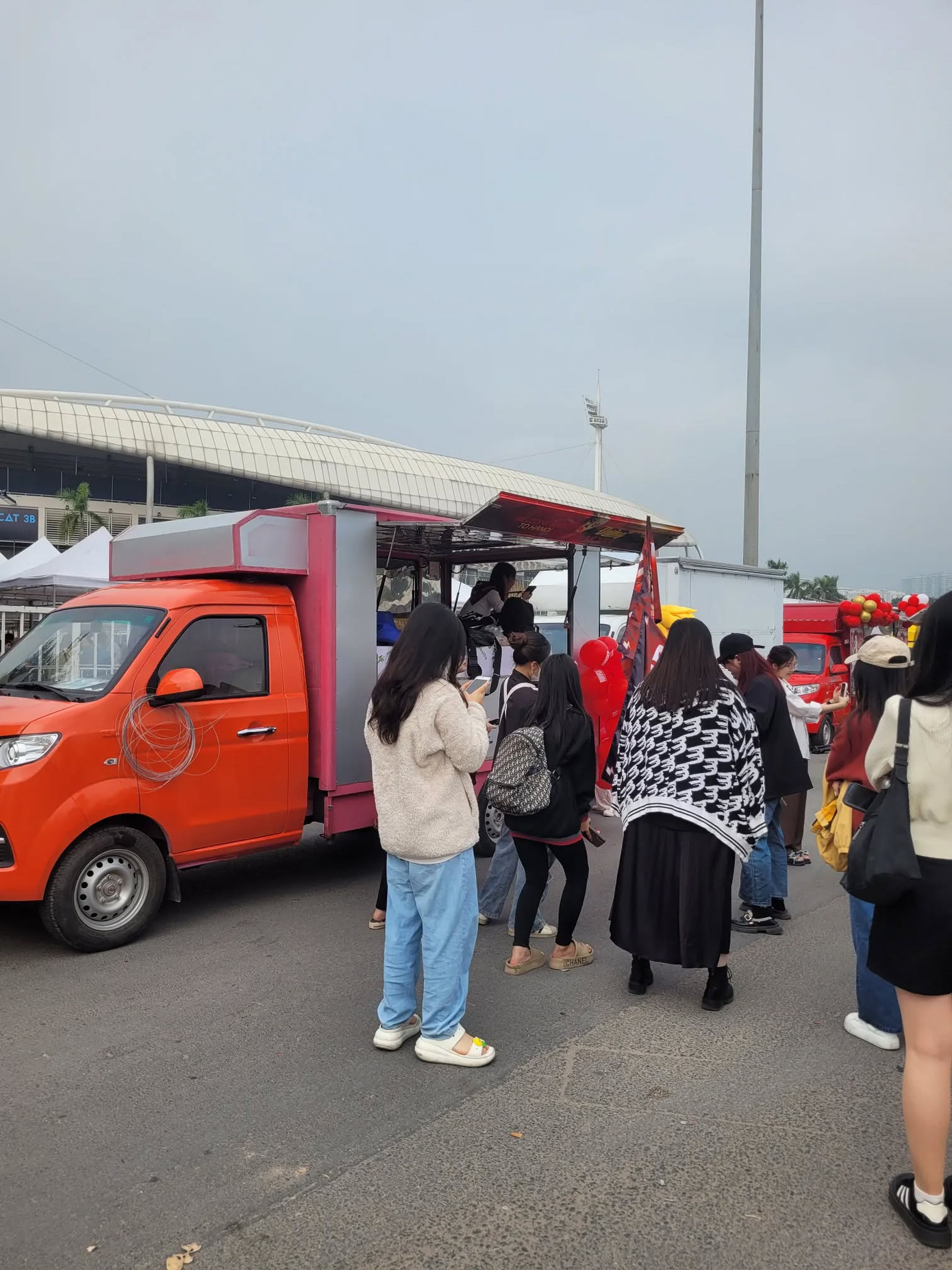 Food truck của nhiều "anh trai" Đức Phúc, HIEUTHUHAI, RHYDER, Hùng Huỳnh, Captain Boy... đang được đội ngũ FC khẩn trương hoàn thiện. Ảnh: iloveyourstagename._ Food truck của nhiều "anh trai" Đức Phúc, HIEUTHUHAI, RHYDER, Hùng Huỳnh, Captain Boy... đang được đội ngũ FC khẩn trương hoàn thiện. Ảnh: iloveyourstagename._