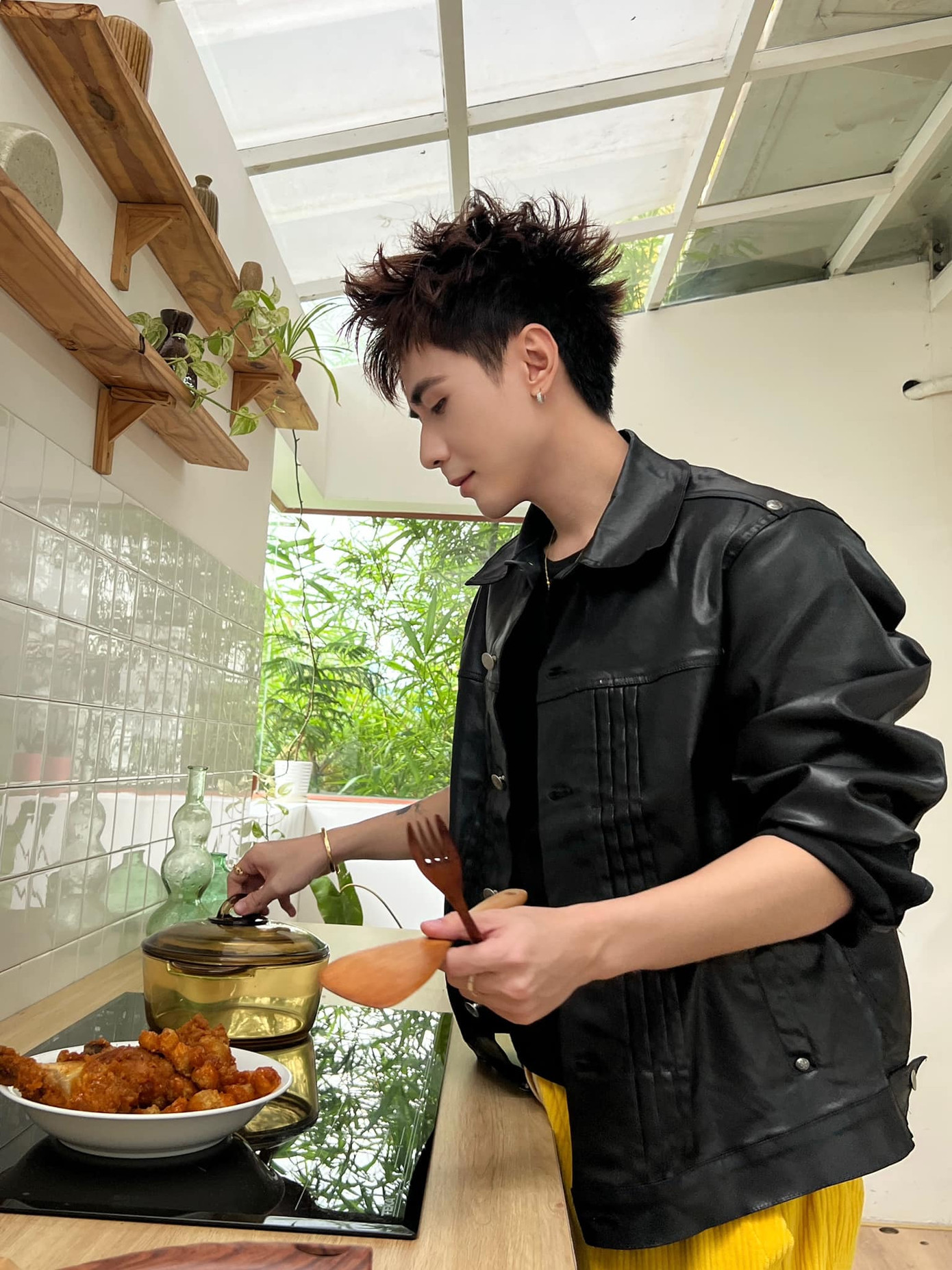 Động tác thừa khi nấu bếp này nhưng nhìn bếp kia của Quang Hùng MasterD bị cư dân mạng phát hiện. Động tác thừa khi nấu bếp này nhưng nhìn bếp kia của Quang Hùng MasterD bị cư dân mạng phát hiện.