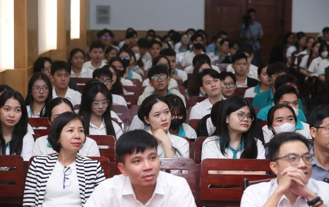 Đông đảo sinh viên tham gia buổi tọa đàm. Đông đảo sinh viên tham gia buổi tọa đàm.