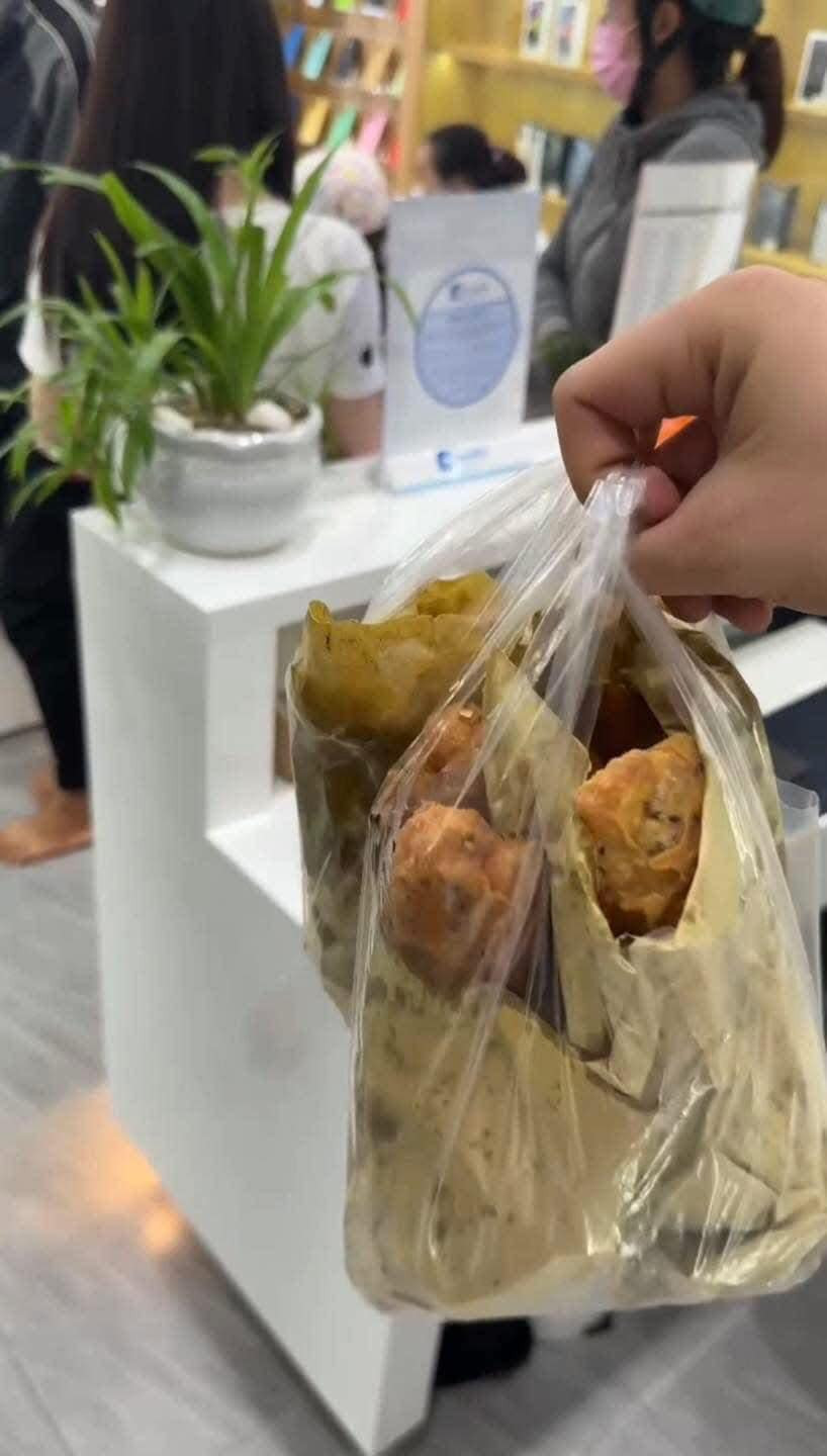 Đi mua điện thoại cũng ra content đậm chất trai miền Tây. Ảnh: Chung Vô Diện Đi mua điện thoại cũng ra content đậm chất trai miền Tây. Ảnh: Chung Vô Diện