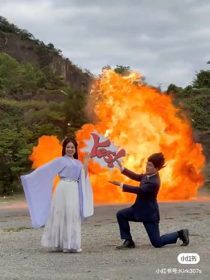 Bên cạnh bộ trang phục truyền thống của Nhật Bản, cộng đồng mạng dễ dàng nhận ra đâu đó trong bức ảnh vẫn có những nét rất đặc trưng của xứ sở hoa anh đào. Ảnh: Weibo Việt Nam