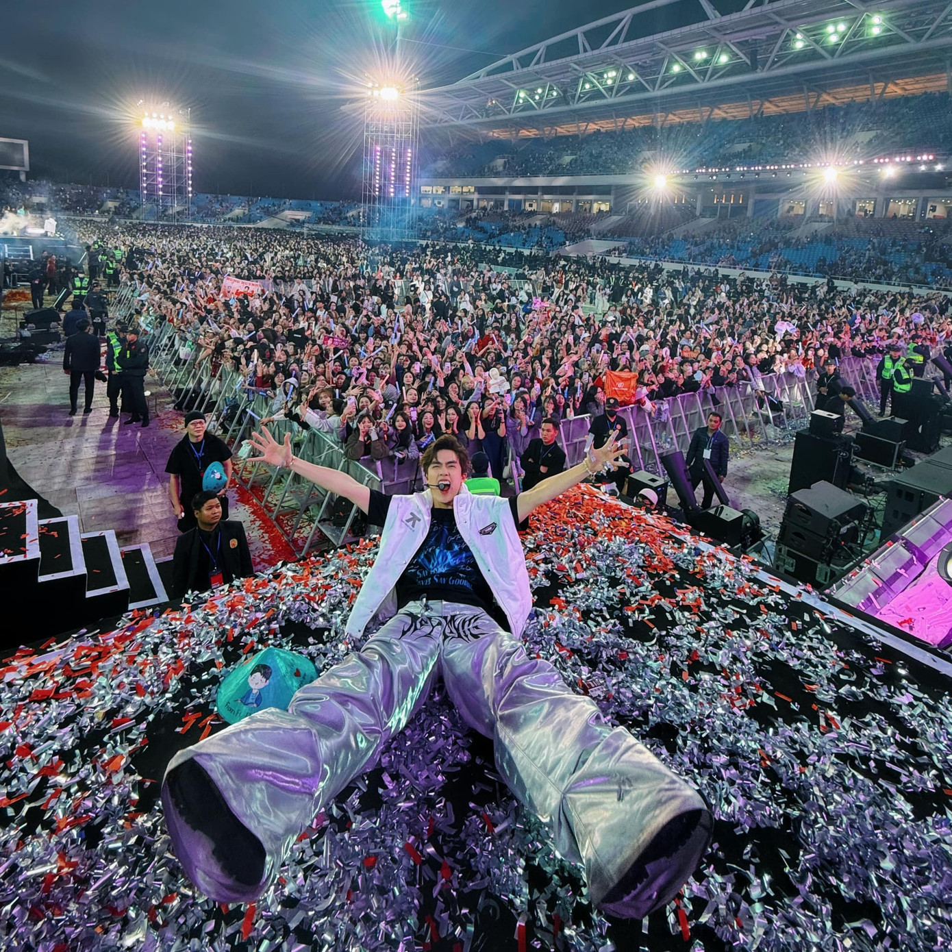 &quot;Anh trai&quot; Vũ Thịnh có khoảnh khắc đáng nhớ tại Sân vận động Mỹ Đình cùng khán giả.