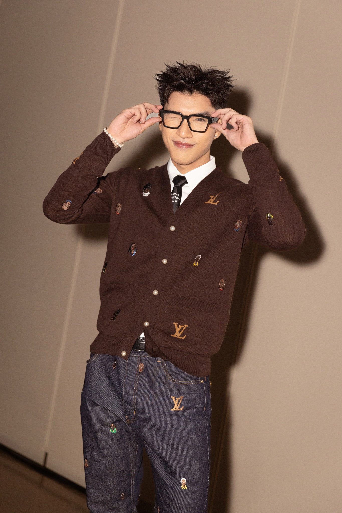 Kiểu tóc Undercut gọn gàng khiến tôn lên nhiều đường nét trên gương mặt của HIEUTHUHAI.