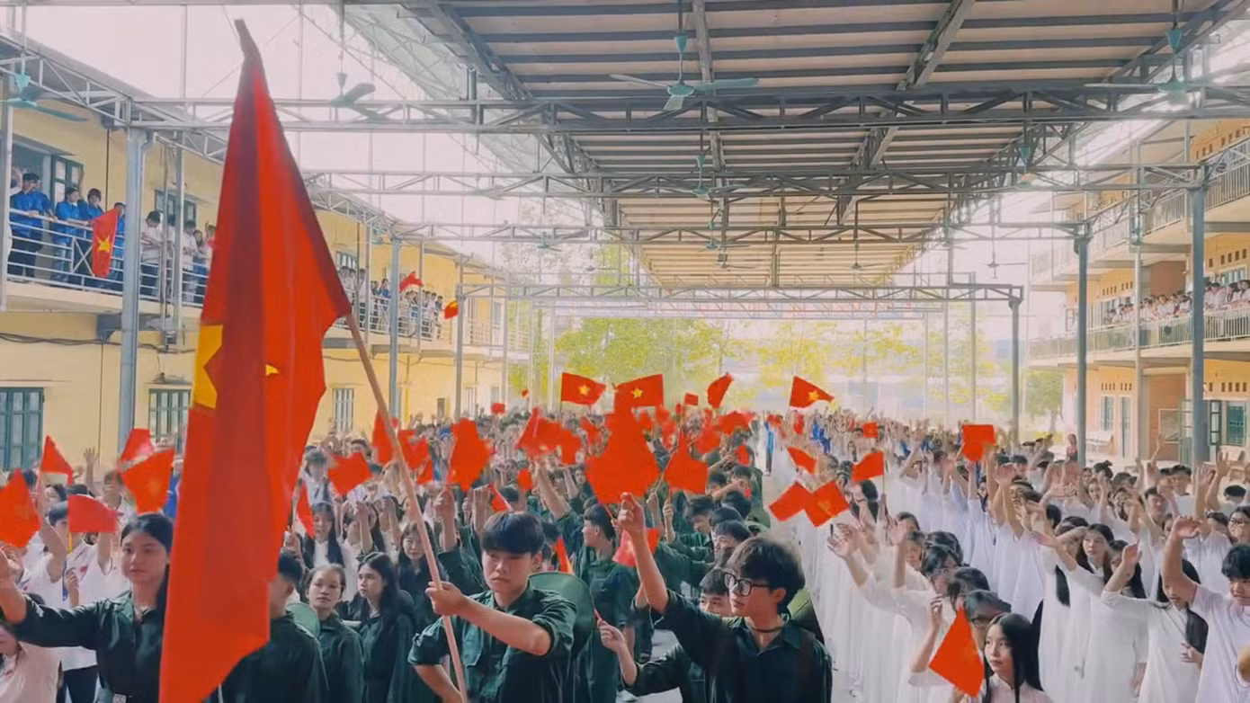 Teen THPT Vũ Thê Lang giương cao lá cờ Tổ quốc, thể hiện sự biết ơn dành cho công lao của thế hệ cha ông hy sinh vì hòa bình dân tộc. Nguồn: Trường THPT Vũ Thê Lang
