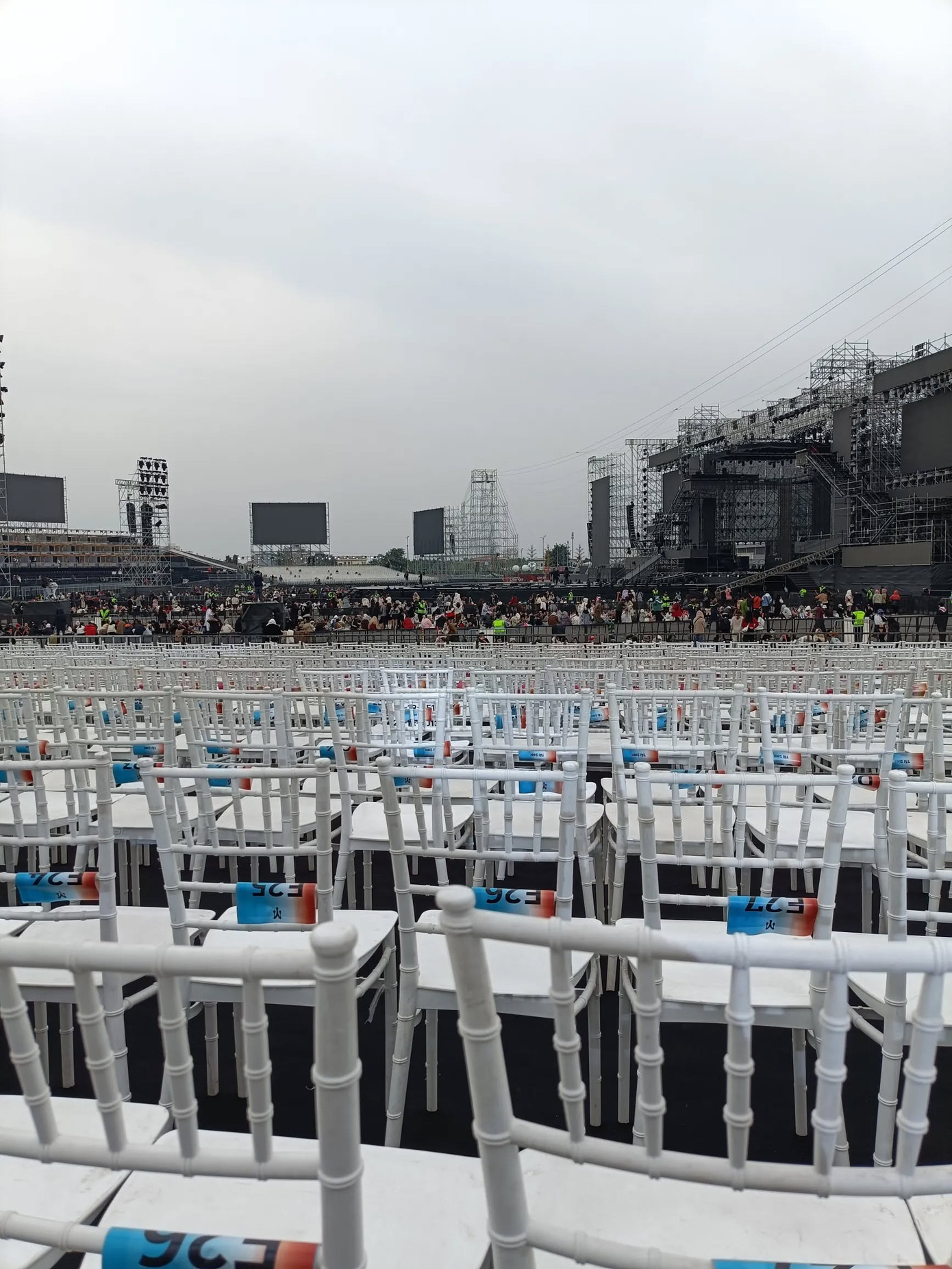 Một fan chia sẻ hành trình chạm ghế: &quot;Đã vào ghế tái sinh. Tin tốt: trộm vía view ổn. Tin xấu: tôi ngồi một mình được 20 phút trên cái khán đài rồi&quot;. Ảnh: @tustus6868