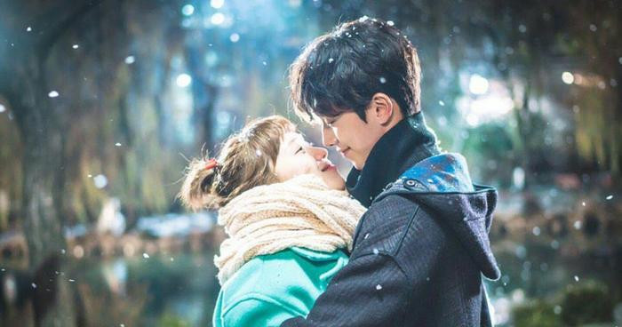 Tuyết rơi đầu mùa mang ý nghĩa đặc biệt với người Hàn Quốc. Ảnh: Phim Tiên Nữ Cử Tạ.