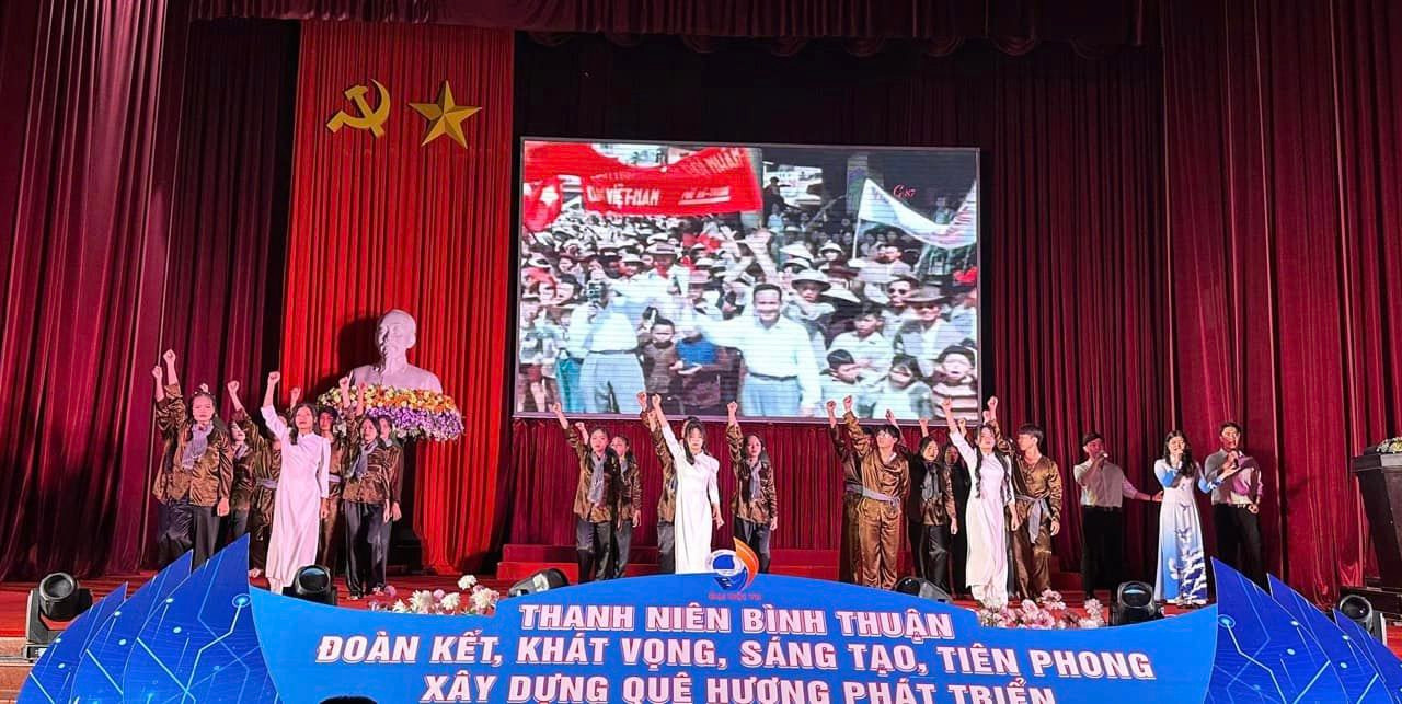 Qua việc tham gia và biểu diễn tại cuộc thi các em được phát triển kỹ năng âm nhạc, đồng thời bồi dưỡng thêm lòng yêu nước, rèn luyện sự tự tin, kiên nhẫn và khả năng vượt qua thách thức trong cuộc sống. Ảnh: Tỉnh Đoàn Bình Thuận