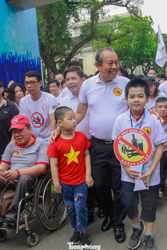 Phó Thủ tướng cùng 8.000 người đi bộ phát động: 'Đã uống rượu-Không lái xe' ảnh 8