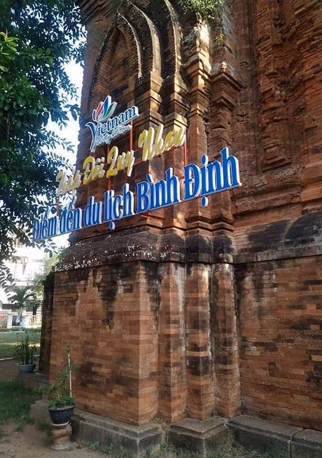 Khoan, đục tháp Chăm ngàn năm tuổi treo biển quảng bá du lịch gây phẫn nộ ảnh 1