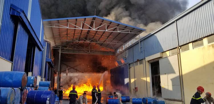 Cháy lớn tại Hải Phòng, hàng trăm chiến sĩ căng mình dập lửa ảnh 11 Cháy lớn tại Hải Phòng, hàng trăm chiến sĩ căng mình dập lửa ảnh 11