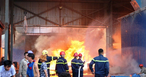 Xưởng nhựa ở Hải Phòng cháy dữ dội, khói bốc đen trời ảnh 2