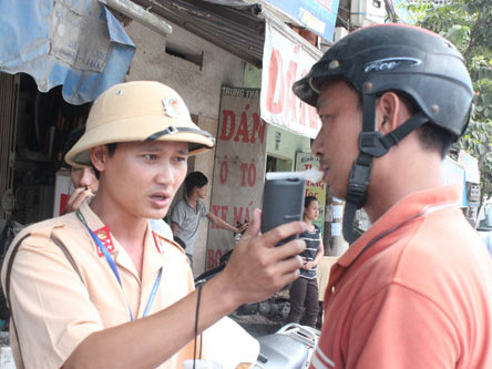 Lực lượng CSGT sẽ tiếp tục “mật phục” tại các quán nhậu để kiểm tra nồng độ cồn - Ảnh: Hoàng Trang . Lực lượng CSGT sẽ tiếp tục “mật phục” tại các quán nhậu để kiểm tra nồng độ cồn - Ảnh: Hoàng Trang