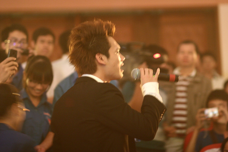 Nhiều bạn nữ đã vây quanh lấy chàng ca sĩ này để chụp hình