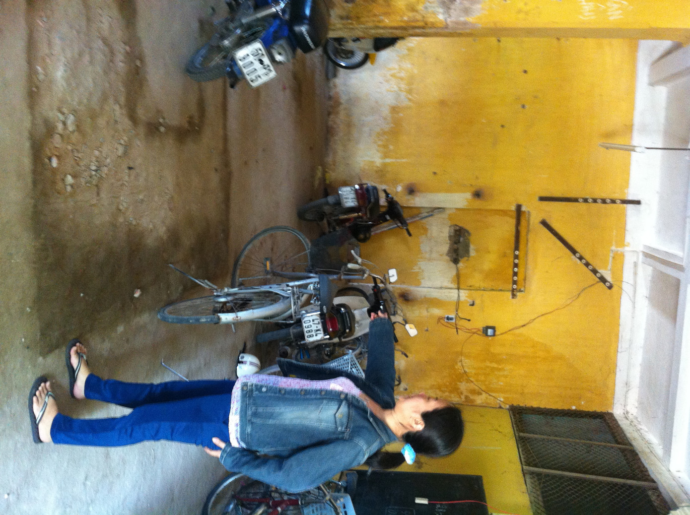 Khóa nhà xe cũng bị bẻ và 11 xe máy đã bốc hơi- ảnh L.N