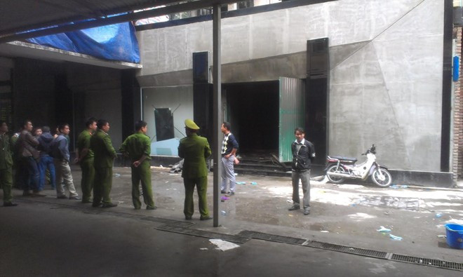 Tới 16h, đám cháy được dập tắt hoàn toàn, xe cứu hỏa rút khỏi hiện trường. Các nạn nhân được chuyển tới Bệnh viện 108 cấp cứu