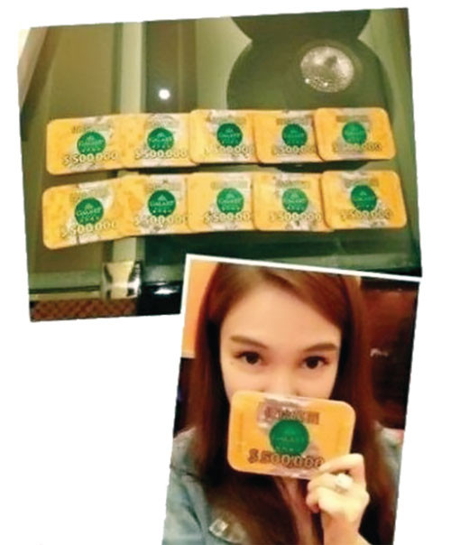 Quách Mĩ Mĩ và 10 thẻ sòng bạc giá trị 5 triệu nhân dân tệ - Ảnh: Chụp từ Weibo