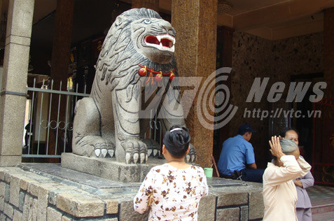 Tượng sư tử khổng lồ ở miếu Chúa Xứ 