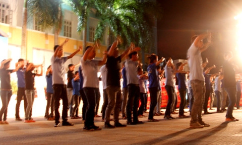 Các bạn trẻ cùng hòa làm một mang đến những màn trình diễn sôi nổi