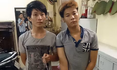 Hai tên cướp cùng tang vật. Ảnh: C.A