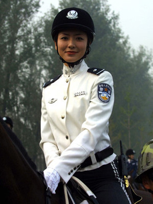  Một trong những nữ kỵsĩ cảnh sát xinh đẹp của Bạc Hy Lai