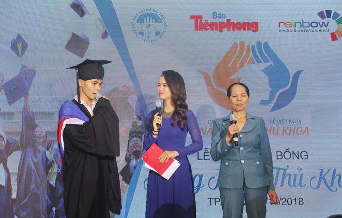 Vinh danh 65 thủ khoa vượt khó, xây dựng tương lai ảnh 3