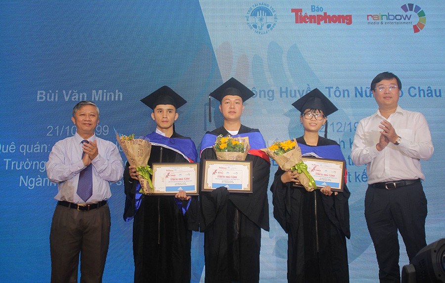 Vinh danh 65 thủ khoa vượt khó, xây dựng tương lai ảnh 4