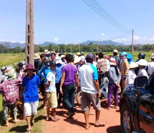 'Chê' điện mặt trời, dân chặn xe đoàn công tác rà phá bom mìn ảnh 1
