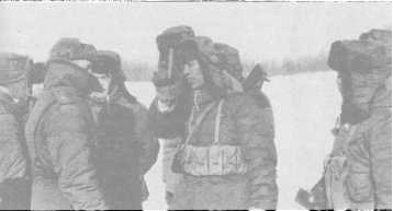 Các quân nhân PLA với trước tác Mao Trạch Đông trên tay đang khẩu chiến với các sĩ quan biên phòng Liên xô trên biên giới