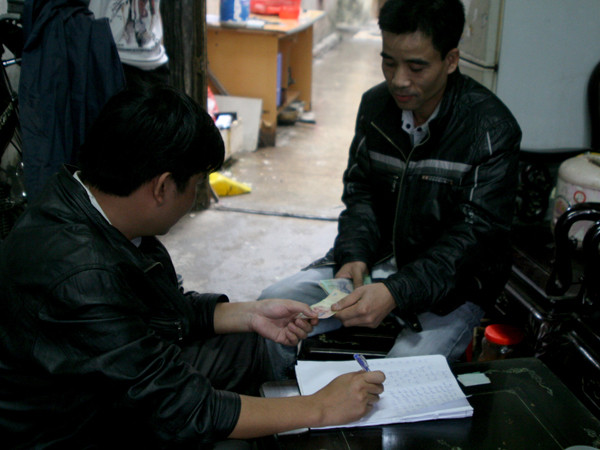 Anh Trần Văn Hiển đang làm thủ tục mua vé tại nhà M