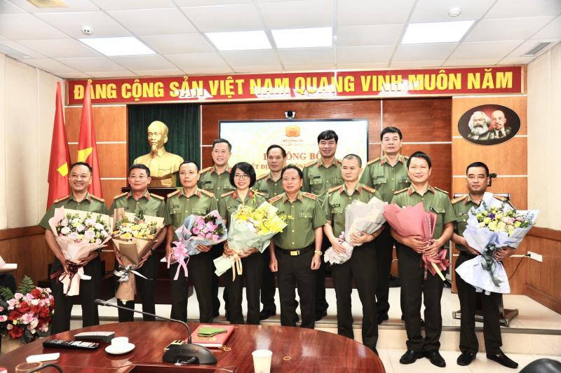Trung tướng Mai Văn Hà và Đảng ủy Cục Truyền thông CAND tặng hoa chúc mừng các đồng chí lãnh đạo được bổ nhiệm.