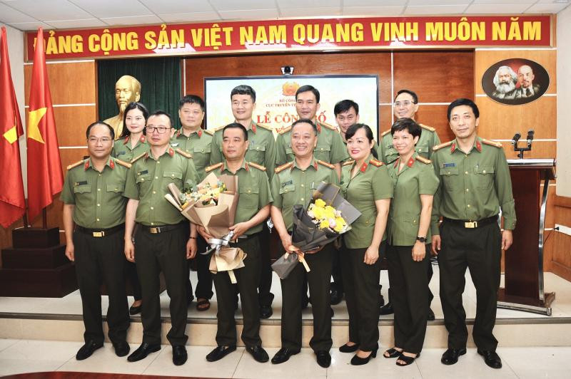 Đại diện chỉ huy các đơn vị trong Truyền hình CAND chúc mừng các đồng chí lãnh đạo được bổ nhiệm.