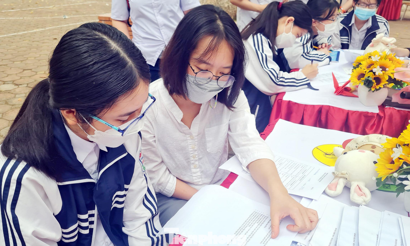 Cũng theo Hiệu trưởng trường THCS Nguyễn Trường Tộ, chương trình có sự tham gia của ban tuyển sinh 9 trường THPT, trường nghề... trên địa bàn và nhiều phụ huynh học sinh. "Các bậc phụ huynh và các em học sinh có gì trăn trở, thắc mắc sẽ hỏi trực tiếp để ban tuyển sinh các trường tư vấn, giải đáp. Mô hình của các nhà trường có rất nhiều cung bậc để các em thấy rằng năm nay có nhiều trường để các em lựa chọn. Có những trường ở top trên, có trường top dưới… để các con không phải lo lắng, áp lực. Chúng tôi mong muốn phụ huynh và học sinh nhìn thấy thực tế của các nhà trường và đích đến của các trường cũng có những hướng khác nhau để các em lựa chọn được ngôi trường phù hợp. Đây là điểm mới, sáng tạo trong cách "tiếp lửa" cho các em học sinh lớp 9 trước khi bước vào kỳ thi tuyển sinh vào lớp 10 THPT", Hiệu trưởng trường THCS Nguyễn Trường Tộ chia sẻ.