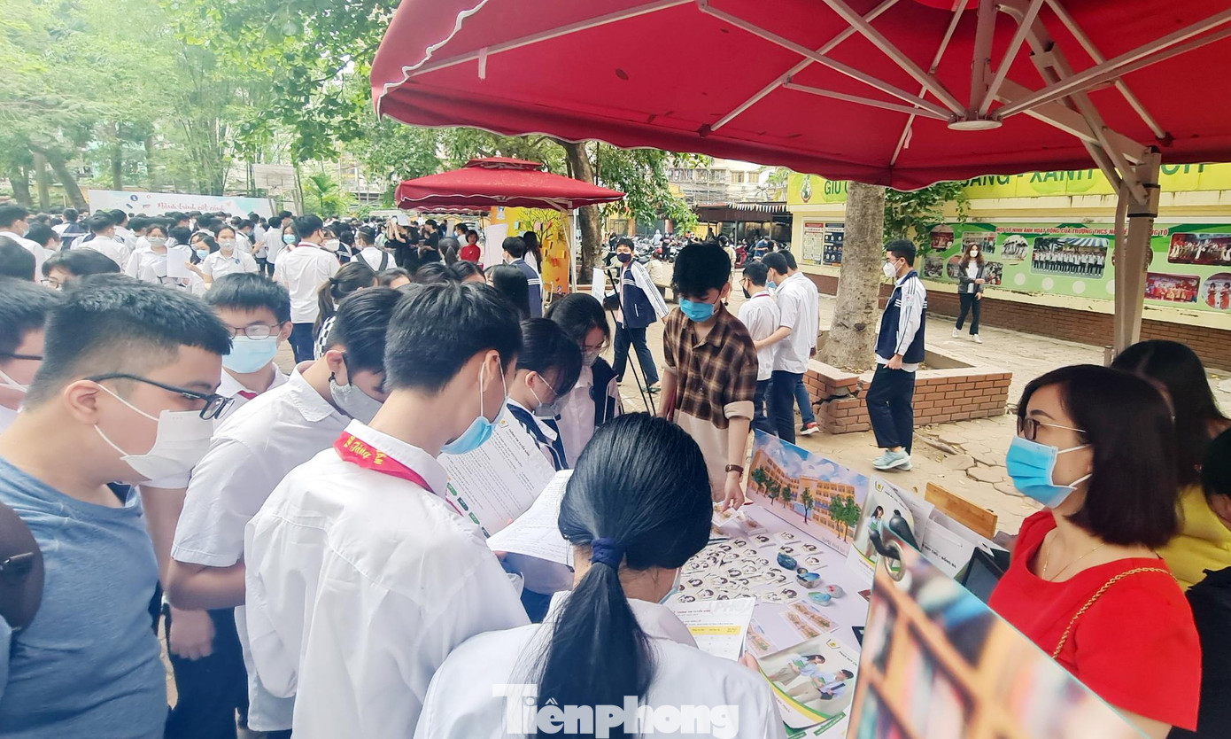 Trao đổi với PV, cô Hoàng Thanh Thủy - Hiệu trưởng trường THCS Nguyễn Trường Tộ cho biết, chương trình "Hành trình cất cánh" nhằm “tiếp lửa”, truyền cảm hứng cho các em học sinh lớp 9 trước khi bước vào kỳ thi tuyển sinh vào lớp 10 THPT. “Các em học sinh lớp 9 năm nay rất thiệt thòi do ảnh hưởng của dịch COVID-19 kéo dài, các em phải học trực tuyến. Đồng thời, lớp 10 năm nay học theo chương trình sách giáo khoa mới làm nhiễu cảm xúc của các em trước khi các em đặt bút vào “đơn xanh” (đơn đăng ký dự tuyển vào lớp 10-PV). Tại sự kiện, PGS. TS Trần Thành Nam - chủ nhiệm Khoa các Khoa học Giáo dục (ĐHGD-ĐHQGHN) chia sẻ nhiều điều thú vị, truyền cảm hứng cho các em học sinh", cô Hoàng Thanh Thủy nói.