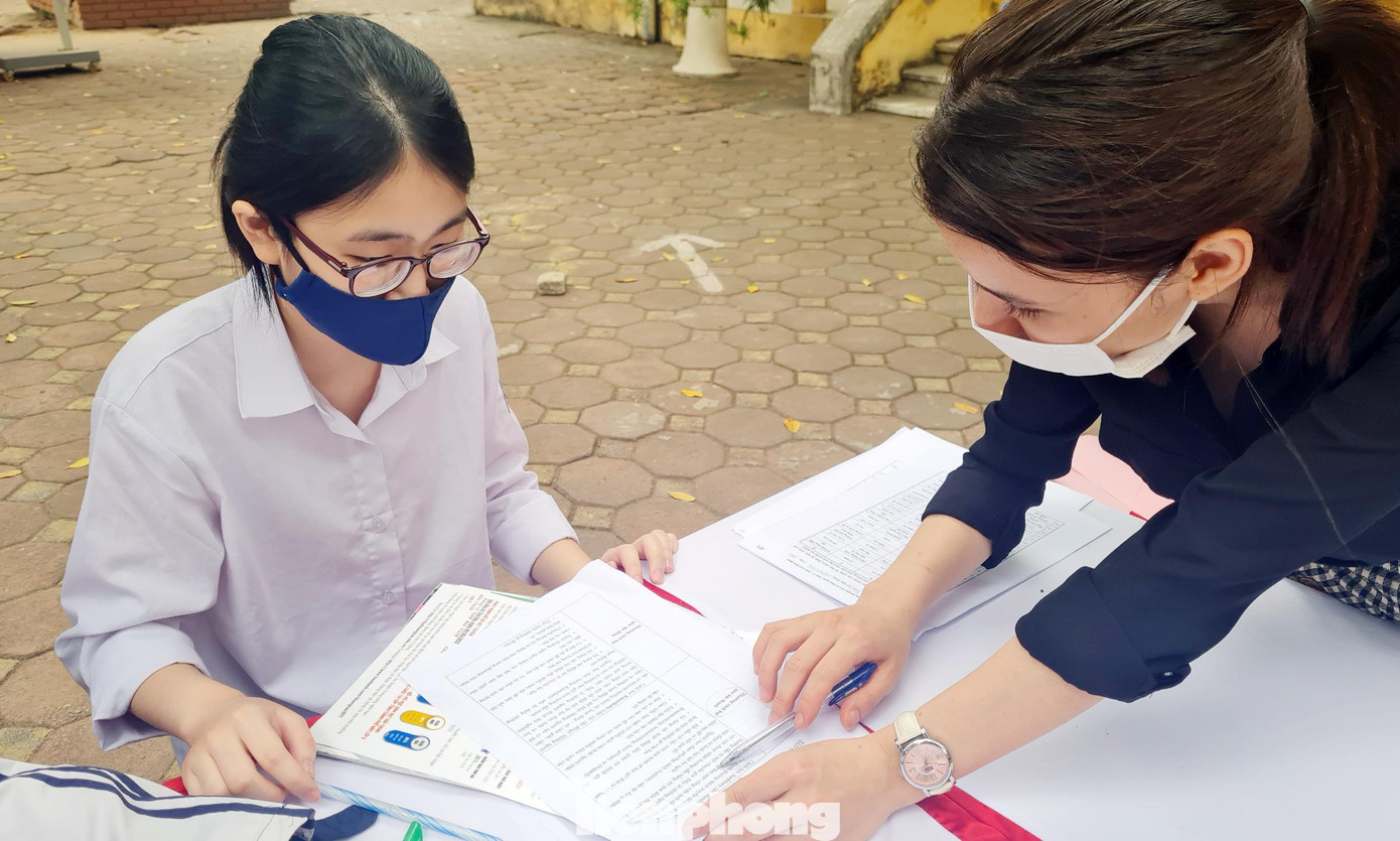 Theo cô Trịnh Thị Quỳnh – cán bộ phòng tham vấn học đường trường THCS Nguyễn Trường Tộ cho biết, tham gia chương trình các bạn học sinh thực hiện một số bài test, định hướng nghề nghiệp, tính cách, phương pháp học tập để các bạn học sinh hiểu được thêm về mình, phù hợp với nét tính cách nào để từ đó định hướng nghề nghiệp phù hợp với tính cách đó. “Ví dụ bạn là người lãnh đạo giỏi thì phù hợp với nhà ngoại giao, hay những bạn thiên hướng về nghệ sĩ thì có thể hoạt động trong lĩnh vực âm nhạc, nghệ thuật hay lĩnh vực về công chúng… Thông qua chương trình các bạn học sinh có thể hiểu được xu hướng nghề nghiệp hiện nay là gì?, để các em hiểu được những nghề nghiệp phù hợp, lựa chọn những ngôi trường phù hợp. Đây là chương trình rất ý nghĩa giúp các em học sinh định hướng được nghề nghiệp của mình trong tương lai”, cô Trịnh Thị Quỳnh nói.