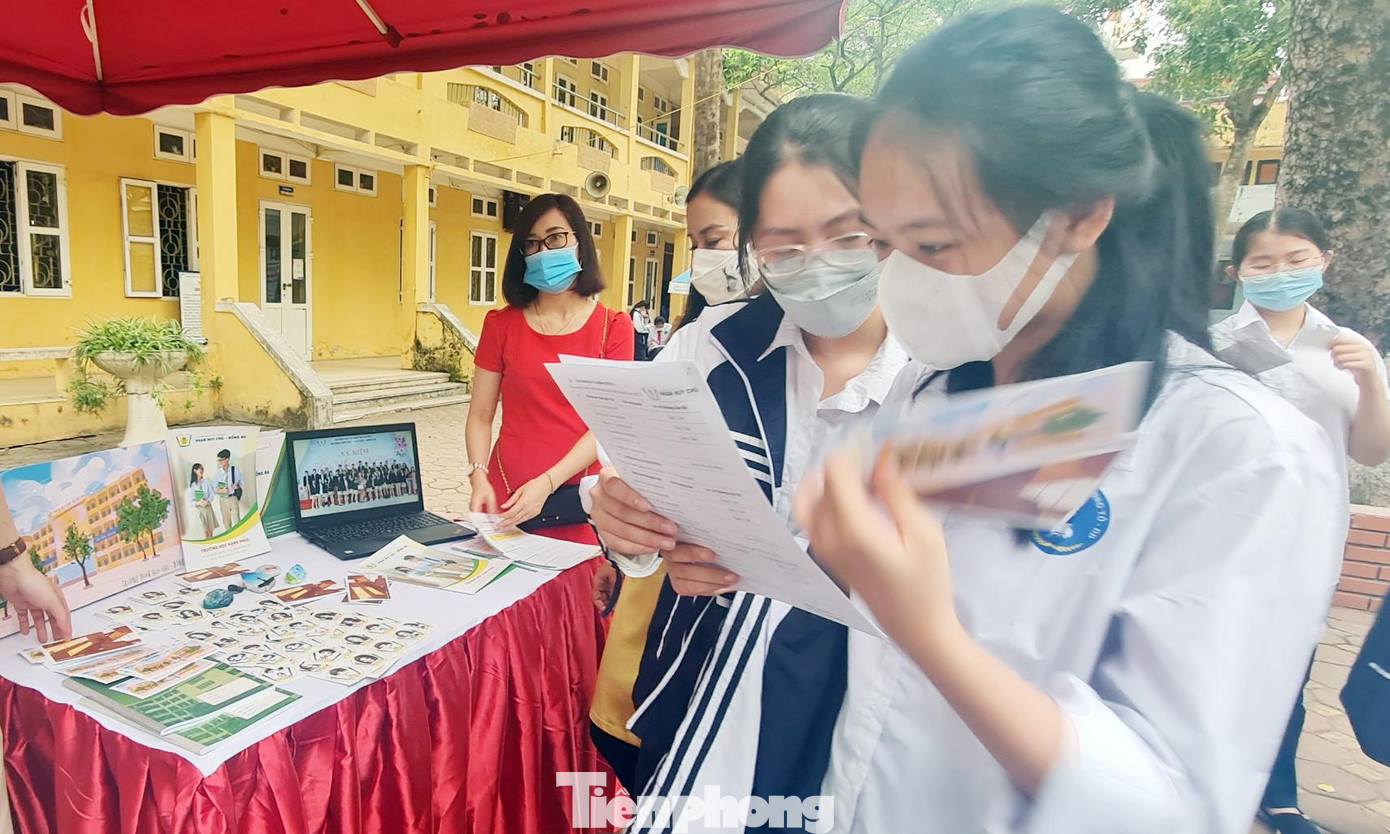 "Đây là chương trình rất bổ ích, tư vấn cho học sinh về định hướng nghề nghiệp, tính cách, về học tập giúp chúng em định hướng bản thân rõ ràng hơn, biết nhiều hơn về bản thân và những góc khuất của chính mình, giúp chúng em có thể lựa chọn được vào ngôi trường mong muốn và phù hợp với bản thân”, em Nguyễn Thùy Dương, học sinh lớp 9A3 Trường THCS Nguyễn Trường Tộ hào hứng nói.