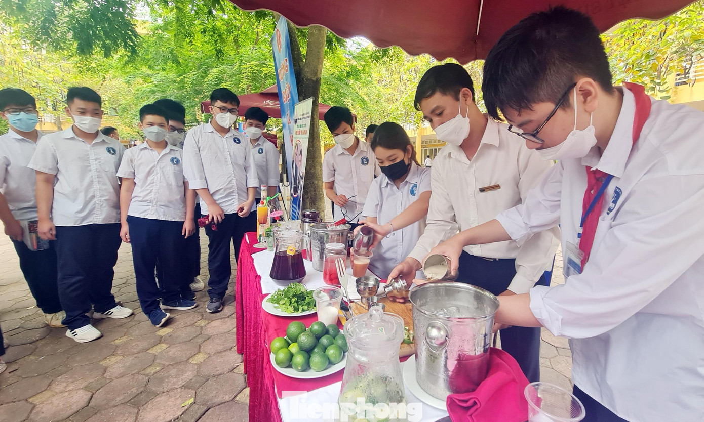 Nhiều em học sinh hào hứng học cách pha chế đồ uống.