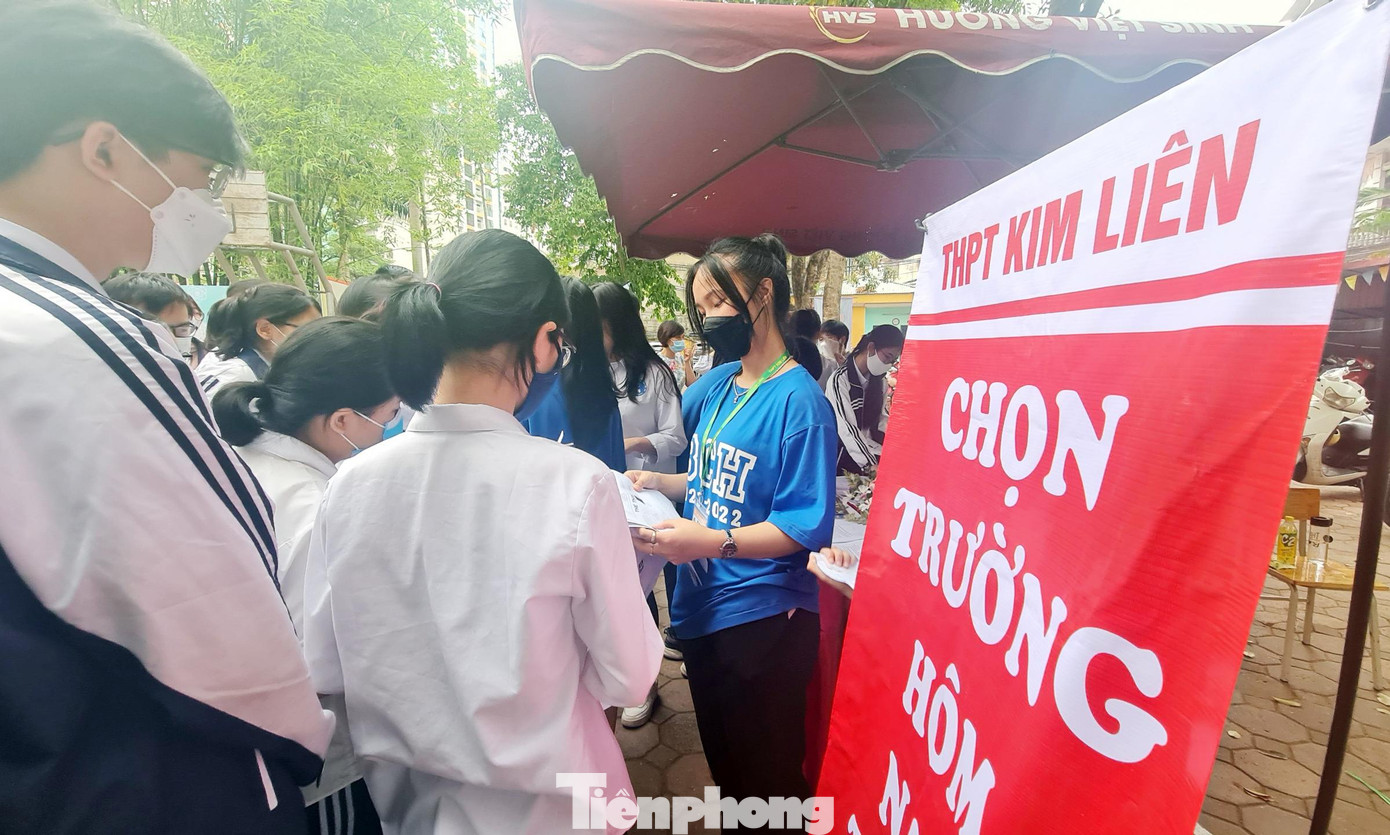 Trong khi đó, cô Phạm Thúy Hằng, phụ huynh học sinh lớp 9A9 chia sẻ: "Phụ huynh và các con đều chung một tâm trạng rất lo lắng và căng thẳng. Bởi khóa này không giống như các khóa trước khi các con khá thiệt thòi vì phải học online, gần đây các con mới được đến trường học trực tiếp. Tâm lý của các con là thi trực tiếp nên việc được trải nghiệm, làm bài trên lớp thực tế so với các khóa trước ít hơn. Việc Ban giám hiệu nhà trường tổ chức chương trình “Hành trình cất cánh” với sự tham dự của nhiều trường THPT trên địa bàn cung cấp thông tin khá đầy đủ, giúp các con có nhìn nhận khách quan, bình tâm hơn. Bên cạnh đó, bố mẹ cũng căn cứ vào thông tin từ các trường để giúp các con định hướng trên thực lực của bản thân, cũng như đặc trưng của từng trường để các con chọn lựa được trường phù hợp nhất".