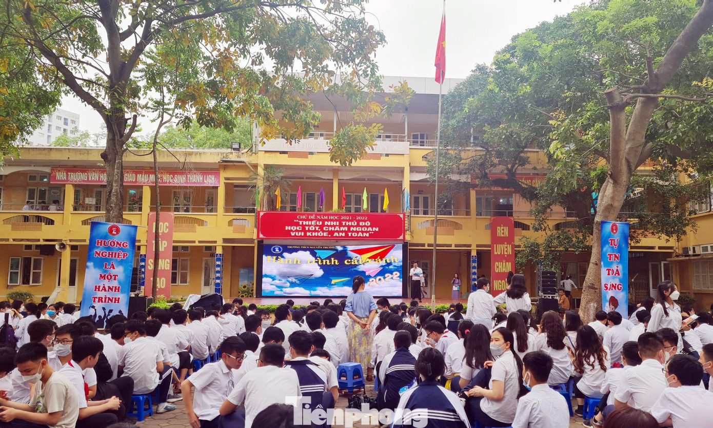 "Hành trình cất cánh" là chương trình mà trường THCS Nguyễn Trường Tộ (Đống Đa, Hà Nội) xây dựng để tư vấn, định hướng nghề nghiệp” cho học sinh khối 9 trước kỳ thi vào lớp 10 THPT. Chương trình diễn ra sáng 29/4, đây là năm đầu tiên nhà trường thực hiện chương trình này.