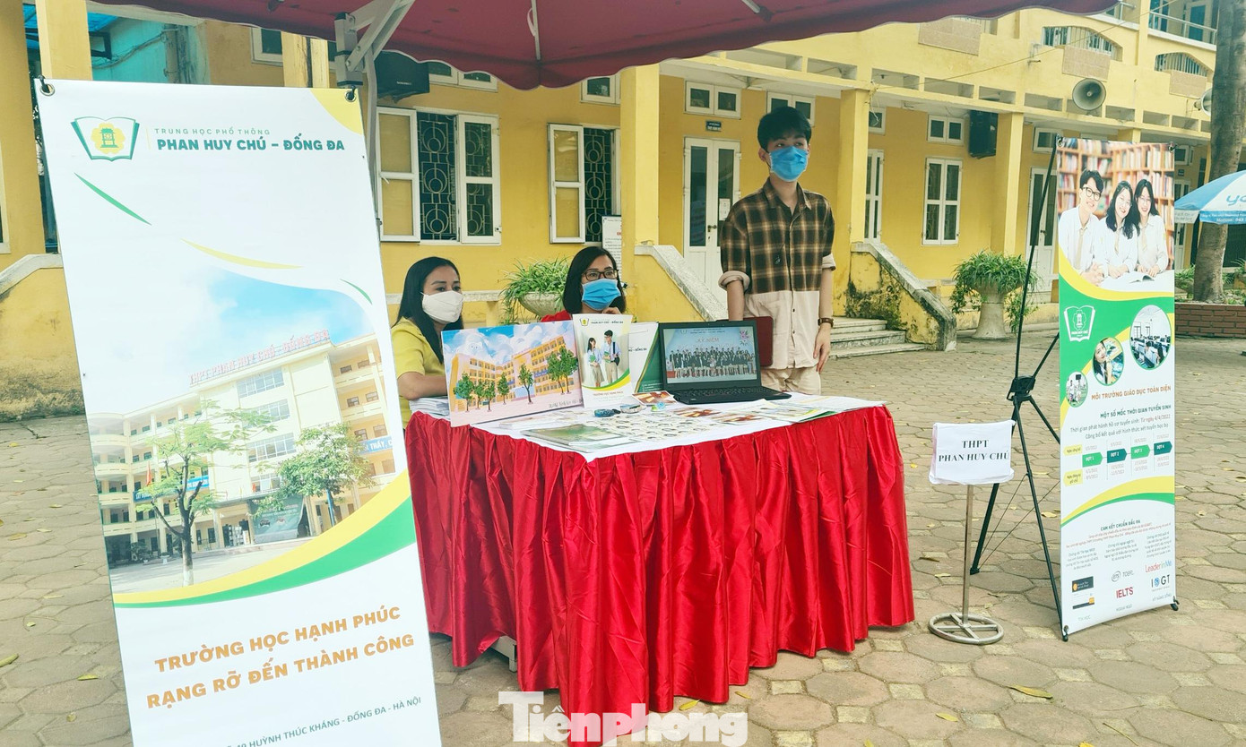 "Đối với những trường THPT, đây thực sự là chương trình rất ý nghĩa giúp các em học sinh có định hướng rõ ràng hơn cho mình. Với công nghệ 4.0 như hiện nay, học sinh có thể tìm hiểu rất nhiều thông tin về các trường nhưng tại chương trình này, các bạn học sinh được trực tiếp tiếp xúc với giáo viên, tìm hiểu về mô hình của nhà trường, với những câu lạc bộ trong trường. Đấy là những nguyện vọng các bạn học sinh hiện nay rất muốn vừa học vừa có sự trải nghiệm. Tính năng động, trải nghiệm là điều mà các trường đều đang muốn phấn đấu cho các con, bởi không chỉ học kiến thức các con phải có kỹ năng sống nữa", đại diện ban tuyển sinh của một trường THPT trên địa bàn quận Đống Đa chia sẻ.