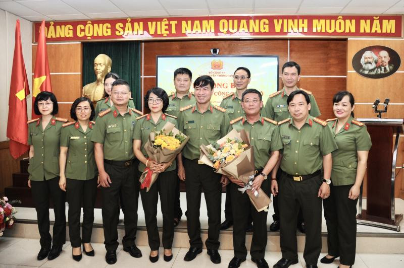 Đại diện chỉ huy các đơn vị trong Nhà xuất Bản CAND tặng hoa chúc mừng các đồng chí lãnh đạo được bổ nhiệm chức vụ.