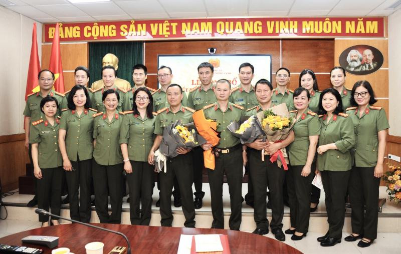 Đại diện lãnh đạo các phòng, ban của Truyền hình CAND và Báo CAND tặng hoa chúc mừng các đồng chí lãnh đạo được bổ nhiệm chức vụ Phó Tổng biên tập Báo CAND.
