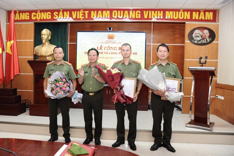 Trung tướng Mai Văn Hà chúc mừng Thượng tá Trần Duy Hiển, Thượng tá Trần Hồng Thanh và Trung tá Phan Đăng Trường được bổ nhiệm chức vụ Phó Tổng Biên tập Báo CAND.
