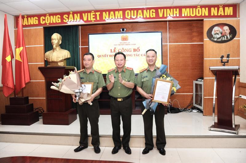 Trung tướng Mai Văn Hà trao quyết định bổ nhiệm Thượng tá Cao Xuân Long và Trung tá Nguyễn Văn Thịnh giữ chức vụ Phó Giám đốc Truyền hình CAND.