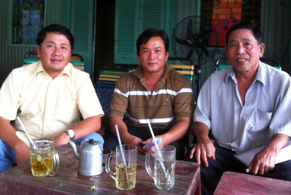 Ông Hồ Văn Nghĩa, Cao Hữu Sang, Lê Tấn Lợi (từ phải qua), nuôi cá tra ở quận Thốt Nốt (Cần Thơ) bị chiếm dụng vốn, nay sạt nghiệp hoặc thua lỗ. Ông Hồ Văn Nghĩa, Cao Hữu Sang, Lê Tấn Lợi (từ phải qua), nuôi cá tra ở quận Thốt Nốt (Cần Thơ) bị chiếm dụng vốn, nay sạt nghiệp hoặc thua lỗ