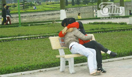 Hai bạn trai này cũng vô tư ôm ấp nhau 