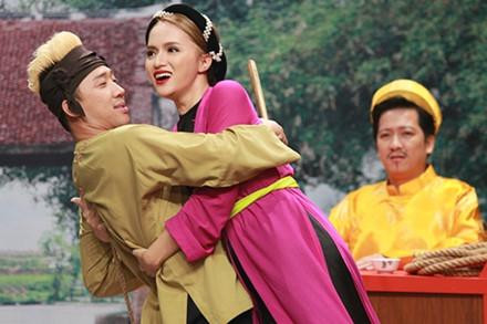 Trấn Thành ôm Hòa Minzy quá đà trên sân khấu khiến Hoài Linh khó chịu ảnh 7